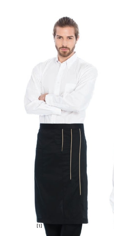 Homem de camisa branca e avental preto com linhas brancas, braços cruzados