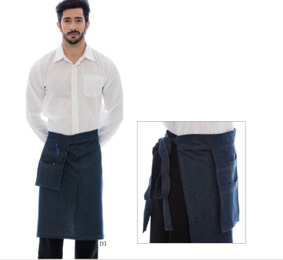 Homem com camisa branca e avental azul escuro tipo jeans com bolsos