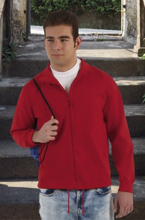 Homem com casaco vermelho e calças de ganga em escadaria exterior de pedra