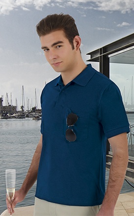 Homem com polo azul escuro e óculos de sol segurando taça perto de porto