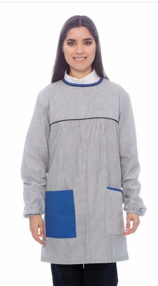 Mulher com avental riscado cinzento e azul, fundo branco.