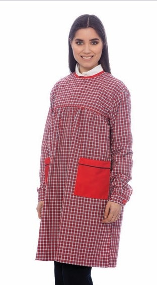 Mulher com vestido bata xadrez vermelho e branco com bolso vermelho e gola redonda vermelha.