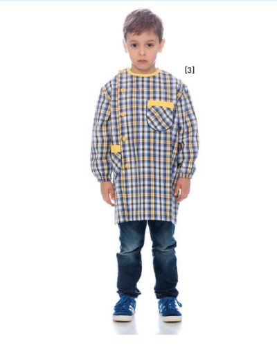 Menino com bata xadrez azul e amarelo, calças jeans e ténis azuis em fundo branco.