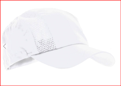 Boné branco de tecido com aba e detalhes perfurados