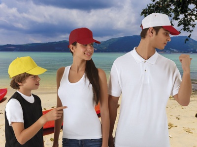 Três pessoas na praia com roupa casual colorida