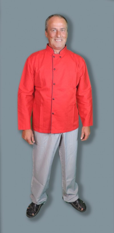 Homem com casaco de chef vermelho e calças riscadas