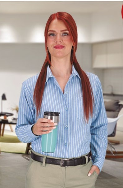 Mulher com camisa azul de riscas e copo térmico azul