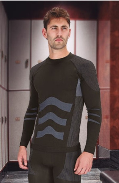 Homem com roupa desportiva preta e cinzenta em ambiente interior com armários e paredes castanho avermelhadas