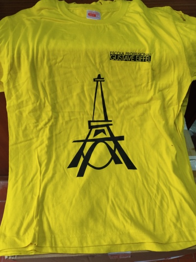 T-shirt amarela com texto e desenho preto da torre Eiffel