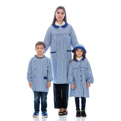 Mulher e duas crianças com capas escolares xadrez azul e branca em fundo branco