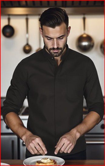 Homem com camisa preta de manga comprida preparando comida numa cozinha moderna
