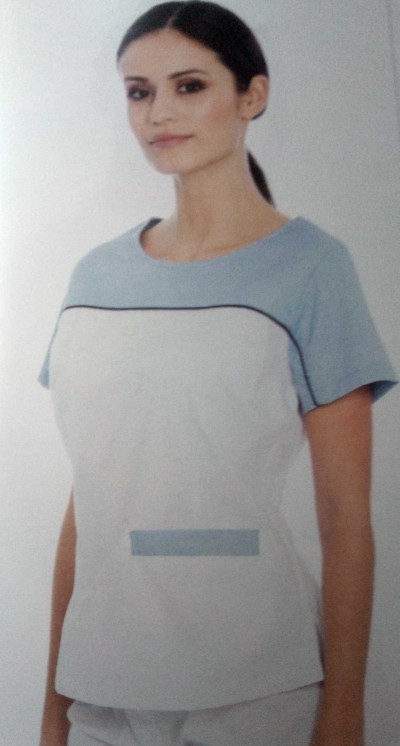 Camisola de senhora branca com detalhes azuis claros e linha preta, com bolso frontal