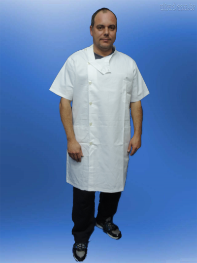 Homem com bata branca de trabalho e calças pretas em fundo azul