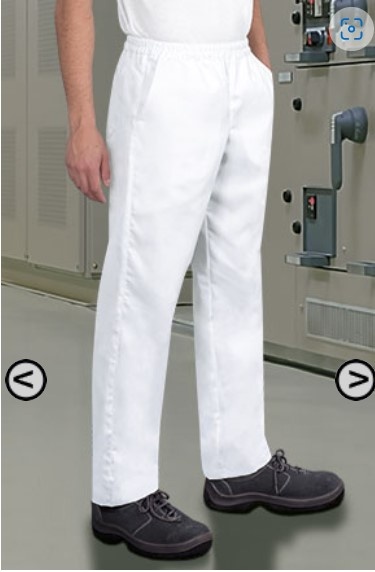 Calças brancas de trabalho com cós elástico usadas em ambiente industrial