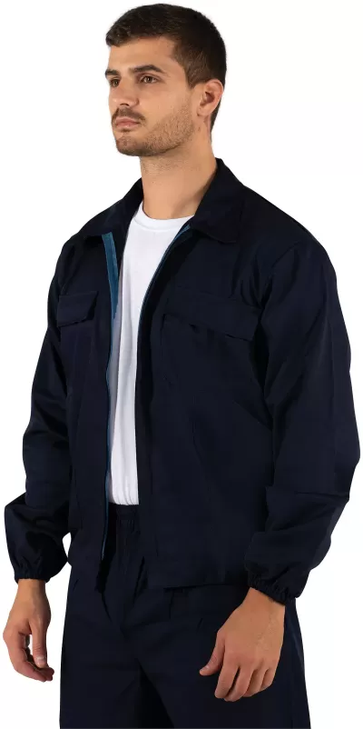 Homem com casaco azul escuro e t-shirt branca em fundo branco