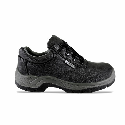 Sapato de segurança preto em couro com sola cinza e etiqueta lateral