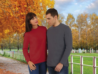 Dois jovens com camisolas vermelha e cinzenta ao ar livre no outono