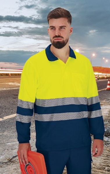 Camisola de trabalho de alta visibilidade amarela e azul com faixas refletores, homem segurando cone laranja em estrada ao entardecer