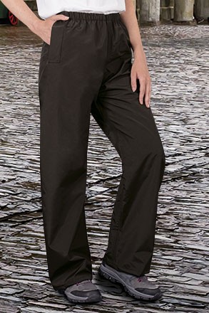 Calças pretas com cós elástico numa pessoa numa rua de calçada