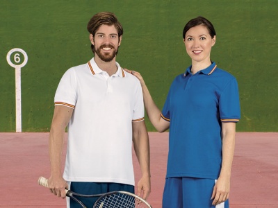 Homem com polo branco e mulher com polo azul em campo de ténis