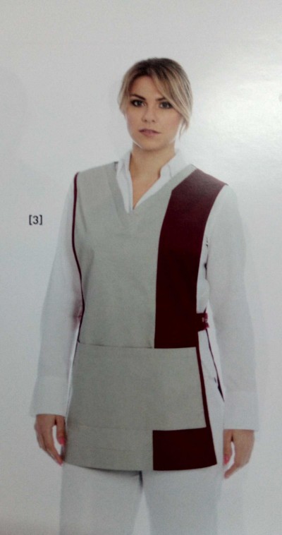 Colete cinzento claro com pormenores vinho e decote em V sobre camisa branca.