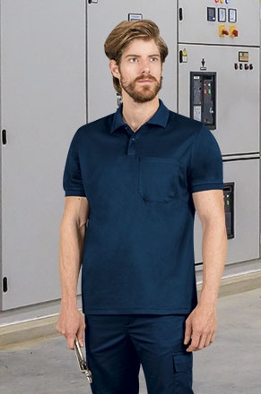 Homem a usar polo azul escuro com bolso, em ambiente industrial