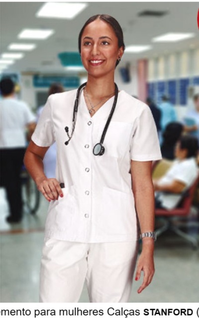 Médica vestindo uniforme branco com estetoscópio em hospital