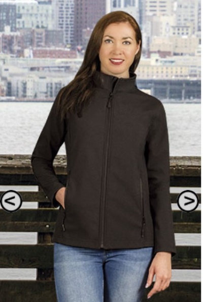 Casaco preto feminino com fechos e bolsos, mulher a usar, fundo de cidade junto à água.