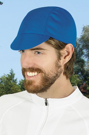 Homem com boné azul e casaco branco em ambiente exterior