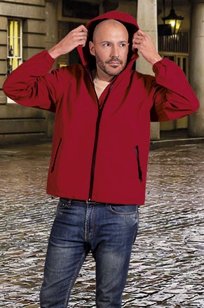 Homem com casaco vermelho de capuz e calças jeans em ambiente urbano