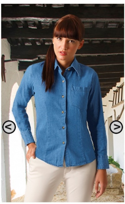 Camisa feminina de ganga azul com botões dourados e bolso no peito