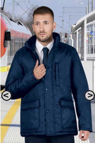 Homem a usar casaco azul escuro numa plataforma de estação de comboios