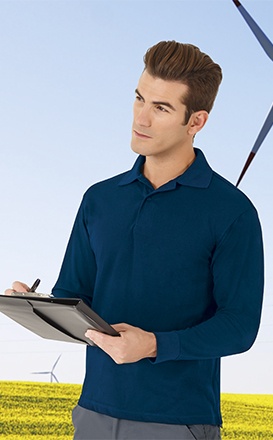 Homem com camisa azul escura e prancheta ao ar livre