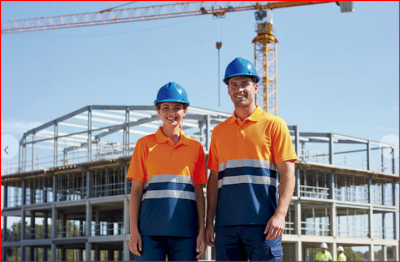 Trabalhadores da construção civil com equipamentos de segurança no estaleiro