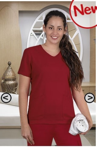 Pessoa com uniforme médico vermelho segurando toalha branca em ambiente interno