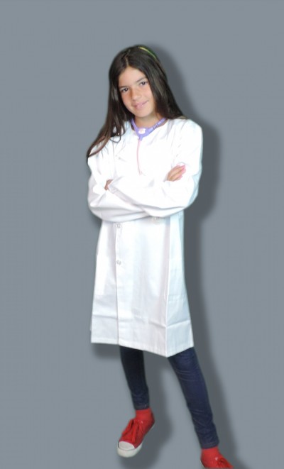 Menina com bata branca, calça azul escura e sapatilhas vermelhas