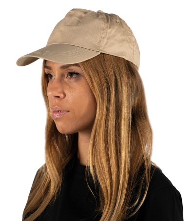Boné bege em tecido algodão com aba curva usado por mulher com cabelo comprido