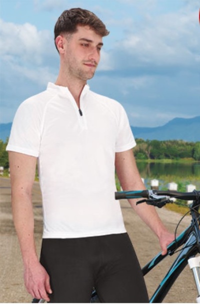 Homem com camisola branca e calças pretas segurando bicicleta ao ar livre