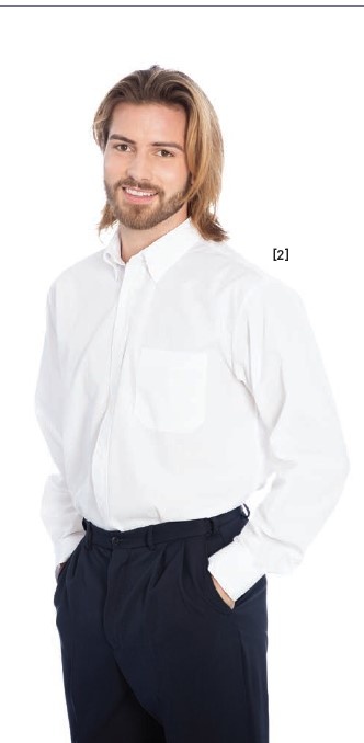 Homem com camisa branca e calças pretas em fundo branco