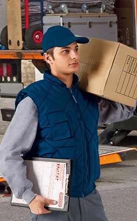 homem de colete azul carregando caixa de cartão e pasta em armazém