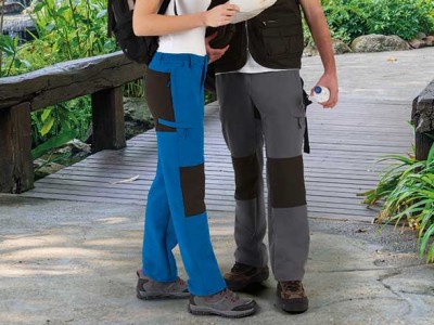 Calças outdoor coloridas com painéis contrastantes em cenário natural