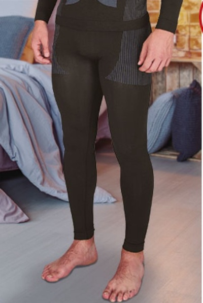 Calças justas pretas com padrão cinza usadas por pessoa descalça em ambiente doméstico.