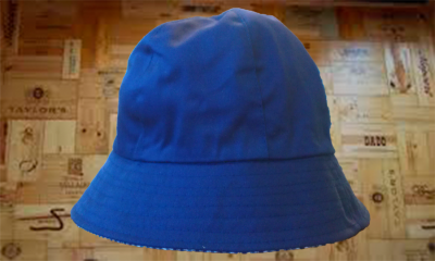 Chapéu azul tipo pescador em tecido com abas largas