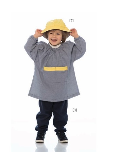 Criança com bata cinzenta, bolso amarelo, calças azul escuro, sapatos pretos e chapéu amarelo