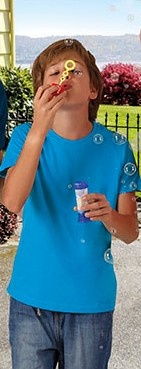 Criança a soprar bolhas de sabão num jardim exterior