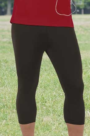 Leggings negras até meio da canela em ambiente exterior com relva