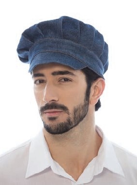 Homem com barrete azul de veludo e camisa branca