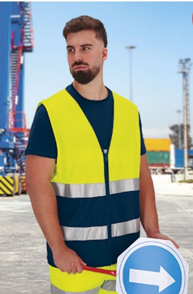 Homem com colete de segurança amarelo fluorescente segurando placa de trânsito azul com seta branca.