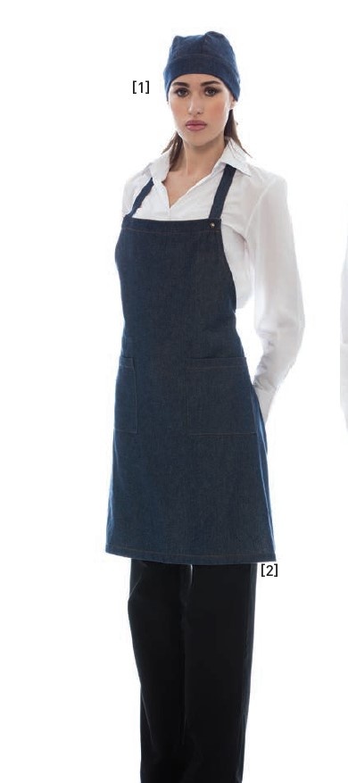 Mulher com avental azul escuro e touca azul escuro