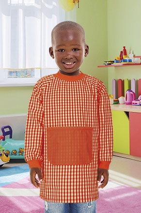 Criança com bata escolar xadrez vermelho e branco em quarto infantil colorido